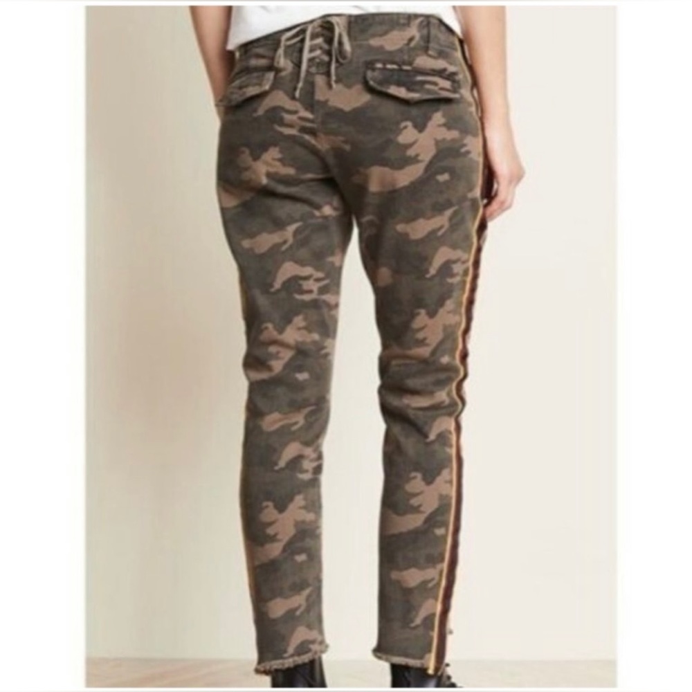 Pam & GelA camp pNt with striped accent and frayed hem